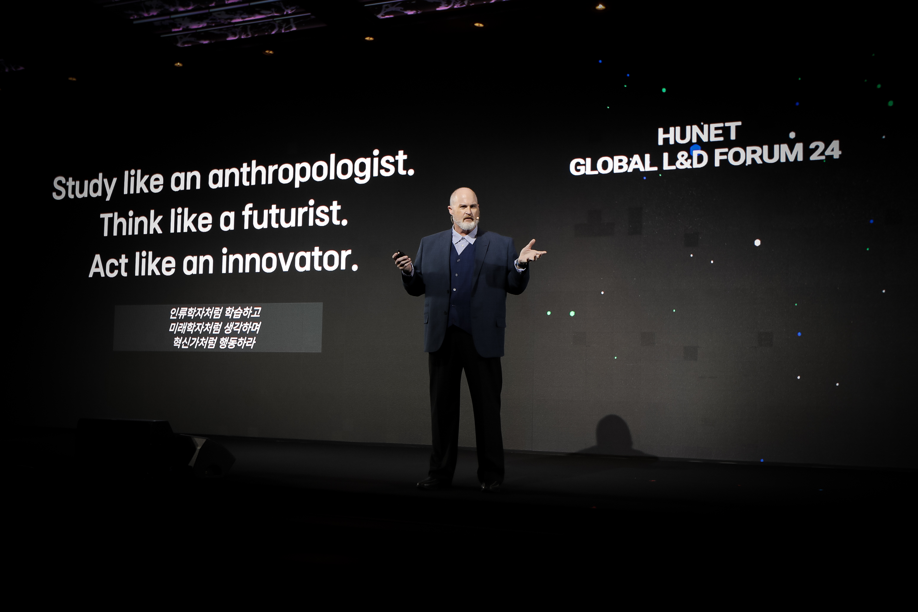 Darren Nerland delivering a keynote at the HUNET Global L&D Forum